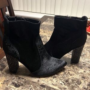 Black boots from the brand yoki air 9